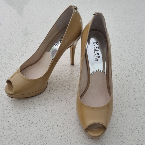MICHAEL KORS Nude Patent Platform Heels, Size 7.5 IN BOX - Picture 5 of 15